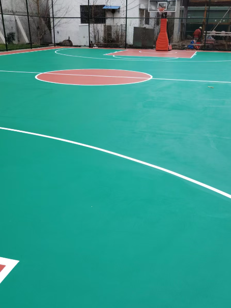 莱山 球场长期使用易出现地面开裂